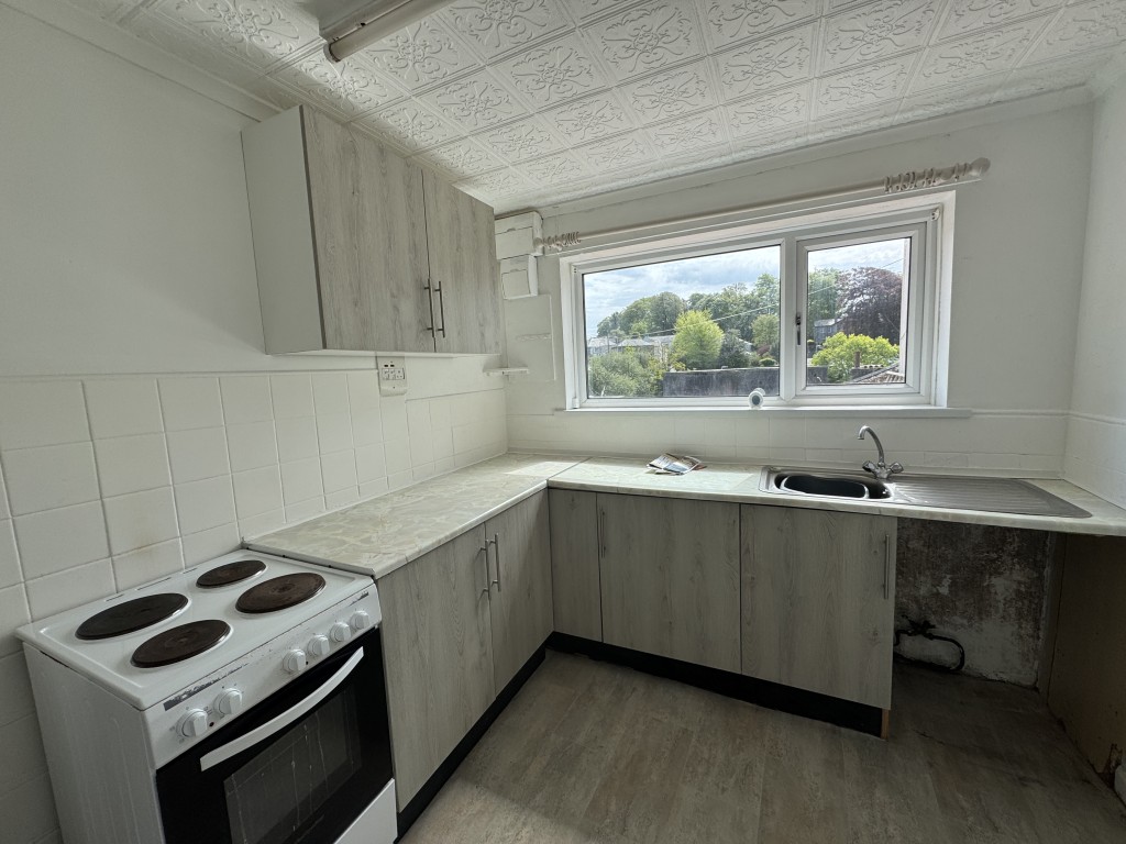 Lot: 63 - MIXED USE PROPERTY COMPRISING TWO COMMERCIAL UNITS AND THREE FLATS - 8C Kitchen